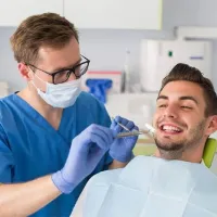 دندانپزشک عمومی آماده همکاری با کلینیک یا مطب